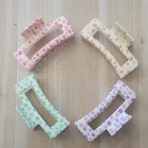 Daisy Claw Clip | Off-White Floral Hair Clip | Aesthetic Hair Accessory | Cottagecore Clip | Spring Gift | Available in 4 Colors