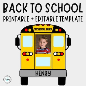 Op de afbeelding: Een gele schoolbus sjabloon met de tekst "BACK TO SCHOOL PRINTABLE + EDITABLE TEMPLATE". De bus heeft een foto van een kind in het raam en de naam "HENRY" eronder. De woorden "SCHOOL BUS" staan boven het raam.