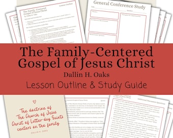 Puede incluir: Una colección de guías de estudio y esquemas de lecciones impresos. El título "The Family-Centered Gospel of Jesus Christ" se muestra sobre un fondo rojo. Las guías incluyen texto y esquemas para el estudio y la discusión.