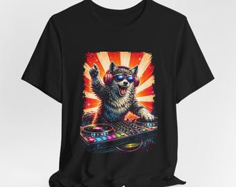 Puede incluir: Camiseta negra con un diseño de lobo DJ. El lobo lleva auriculares y gafas de sol, con la pata levantada. El diseño tiene un fondo rojo y naranja en forma de explosión, y el equipo de DJ es visible.