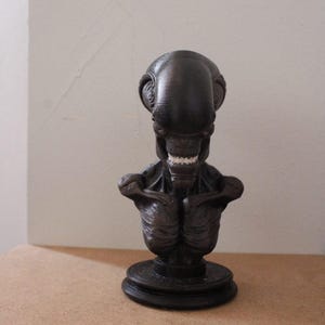 Sci Fi Alien Creature Bust - Hand Painted 3D Printed Statue - Cosmic Horror Space Monster Collectible - Extraterrestrial Predator Home Decor