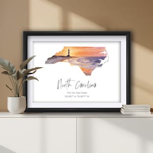 Lámina decorativa de pared con mapa del estado de Carolina del Norte y faro en acuarela.