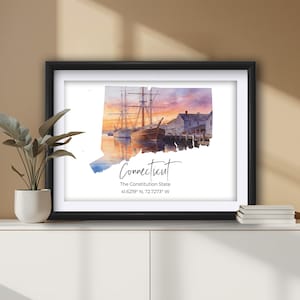 Peut inclure: Une tasse en céramique blanche avec une anse noire et le texte "But First, Coffee" en gras noir. La tasse est posée sur un fond flou, suggérant un cadre chaleureux.