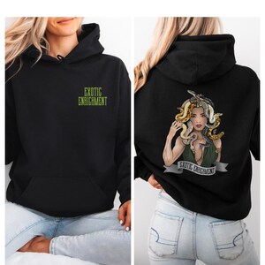 Könnte beinhalten: Schwarzer Kapuzenpullover mit dem Text "EXOTIC ENRICHMENT" in Grün auf der Vorderseite. Auf der Rückseite befindet sich eine Grafik einer Frau mit Schlangen im Haar und den Worten "EXOTIC ENRICHMENT" auf einem Banner.