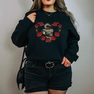 Felpa con cuore di serpente e rosa rossa / Maglione con serpente, felpa con cappuccio in pitone reale, serpente di maiale, serpente del grano, boa, maglione con teschio, regalo per gli amanti dei serpenti
