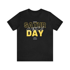 Le samedi est le jour du scotch, Cheers on Bella Canvas 3001 shirt. Scotch, buveur, bar, boire, week-end, best-seller, cadeau, anniversaire, tendance.