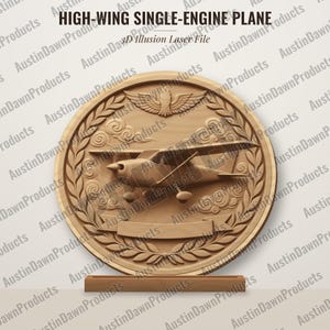 Könnte beinhalten: Eine kreisförmige Holzplakette mit einem geschnitzten Hochdecker-Einmotorenflugzeug, Wolken, einem geflügelten Emblem und einem leeren Banner. Der Text lautet HIGH-WING SINGLE-ENGINE PLANE und 3D Illusion Laser File. Sie steht auf einem rechteckigen Sockel.