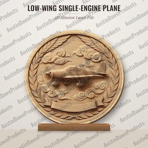 Puede incluir: Una placa circular de madera con un relieve 3D de un avión monomotor de ala baja volando entre nubes, enmarcado por una corona de laurel y una cinta vacía. El texto dice: LOW-WING SINGLE-ENGINE PLANE 3D Illusion Laser File.