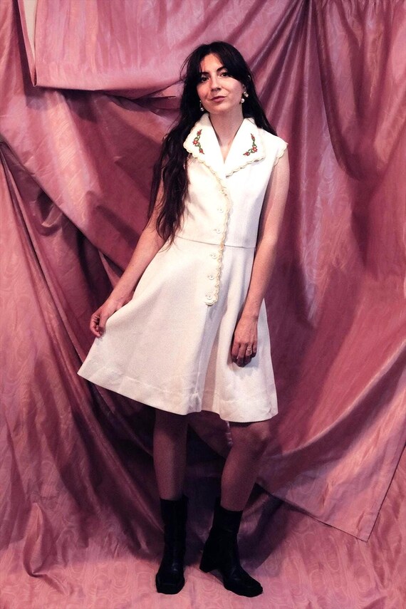 White Swing Dress With Embroidered Flowers -  - Vintage 50's -   - Etsy