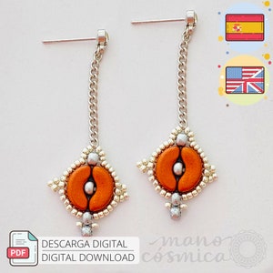 以下が含まれることがあります： チェーンのぶら下がりがついたオレンジとシルバーのビーズのイヤリングのペア。イヤリングは手作りで、幾何学的なデザインが特徴です。イヤリングはデジタルダウンロードでご利用いただけます。