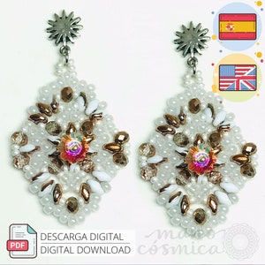 以下が含まれることがあります： 花柄の白いビーズと金のビーズのイヤリングのペア。イヤリングは小さなビーズで作られており、繊細で複雑なデザインです。イヤリングはどんな服装にもエレガントさを加えるのに最適です。