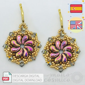 Könnte beinhalten: Ein Paar goldene Ohrringe mit einem pinkfarbenen und goldenen Blumendesign. Die Ohrringe sind aus kleinen Perlen gefertigt und haben ein baumelndes Design. Die Ohrringe sind mit "DESCARGA DIGITAL DIGITAL DOWNLOAD" und "mano cosmica" beschriftet.