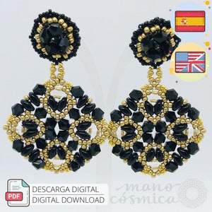 以下が含まれることがあります： 幾何学模様のブラックとゴールドのドロップイヤリングのペア。イヤリングはブラックとゴールドのビーズで作られており、正方形の形をしています。イヤリングは白い背景の上にあります。DESCARGA DIGITAL DIGITAL DOWNLOAD