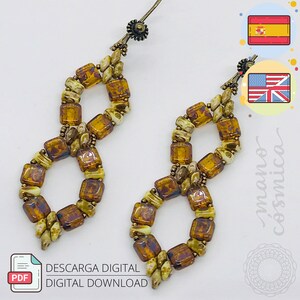 Puede incluir: Pendientes hechos a mano con un diseño de símbolo de infinito. Los pendientes están hechos con cuentas cuadradas de color ámbar y cuentas más pequeñas de color claro. Los componentes metálicos tienen un acabado de latón antiguo. También incluye el texto "DESCARGA DIGITAL DIGITAL DOWNLOAD".