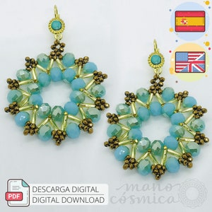 May include: A pair of turquoise and gold beaded earrings with a snowflake design. The earrings are made with small beads and have a circular shape. The earrings are hanging from gold hooks. The image also includes the text "DESCARGA DIGITAL DIGITAL DOWNLOAD" and "mano cosmica".