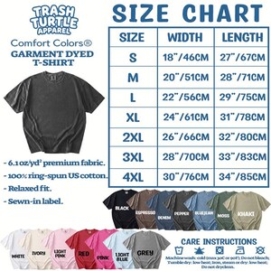 Puede incluir: Una camiseta gris oscuro te&ntilde;ida en prenda con una tabla de tallas que muestra anchos y largos de 46 a 76 cm y 67 a 85 cm. Incluye tela premium de 6.1 oz/yd2, 100% algod&oacute;n estadounidense hilado en anillo, ajuste relajado y muestras de color.