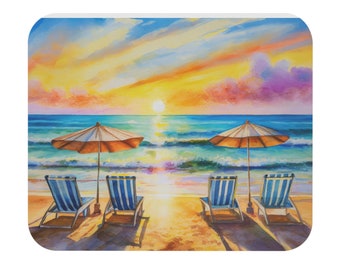 Pode incluir: Uma pintura em aquarela de uma cena de praia com três cadeiras de praia listradas de azul e branco e dois guarda-sóis. O sol está se pondo sobre o oceano, criando um céu colorido com tons de laranja, amarelo, rosa e roxo.