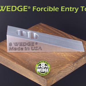 Può includere: Uno strumento in metallo argentato a forma di cuneo con il testo "8 WEDGE® Made in USA" sul lato. Lo strumento è su una superficie di legno.
