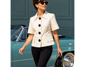 Chaqueta retro mod color crema, talla 2, botones extragrandes, lujo discreto, estilo Jackie Kennedy.
