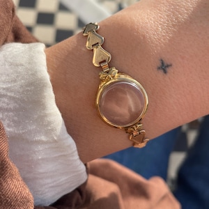 Pulsera vintage de oro laminado con relicario para fotos, de los años 50, una joya personalizada conmemorativa o de recuerdo. Regalo para ella.