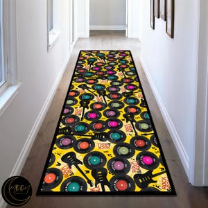 Alfombra con guitarras y discos, alfombra con temática de discos, alfombra larga con discos, alfombra de pasillo, alfombra de pasillo con música, alfombra de pasillo, alfombra con decoración musical