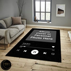 Op de afbeelding: Zwart-wit tapijt met een muziekspelerontwerp. Het tapijt heeft een groot rechthoek in het midden met de tekst "Album Cover or Personal Photo Here". Het tapijt heeft ook een muziekspelerbediening met de tekst "Song Name" en "Artist Name".