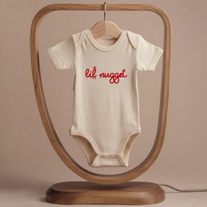Conjunto para bebé Chick-fil-A Lil Nugget, lindo body natural para bebé, conjunto para anunciar el embarazo, regalo para baby shower, conjunto divertido para bebé Natural