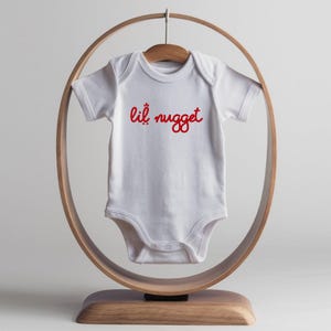 Conjunto para bebé Chick-fil-A Lil Nugget, lindo body natural para bebé, conjunto para anunciar el embarazo, regalo para baby shower, conjunto divertido para bebé White