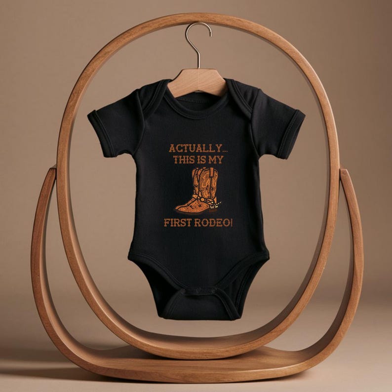 C'est ma première tenue de rodéo pour bébé, body cowboy, tenue western drôle de bébé, cadeau de baby shower, jolie tenue naturelle pour bébé Black