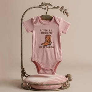 C'est ma première tenue de rodéo pour bébé, body cowboy, tenue western drôle de bébé, cadeau de baby shower, jolie tenue naturelle pour bébé Light Pink
