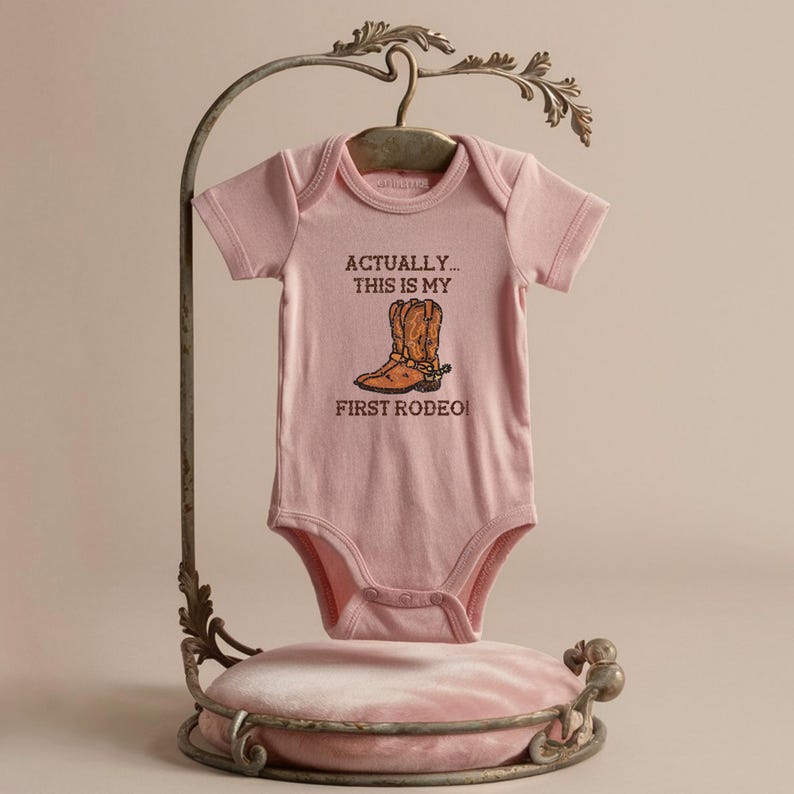 C'est ma première tenue de rodéo pour bébé, body cowboy, tenue western drôle de bébé, cadeau de baby shower, jolie tenue naturelle pour bébé Light Pink