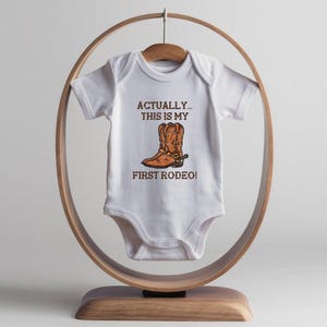 C'est ma première tenue de rodéo pour bébé, body cowboy, tenue western drôle de bébé, cadeau de baby shower, jolie tenue naturelle pour bébé White
