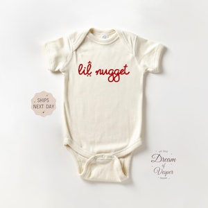 Conjunto para bebé Chick-fil-A Lil Nugget, lindo body natural para bebé, conjunto para anunciar el embarazo, regalo para baby shower, conjunto divertido para bebé imagen 1