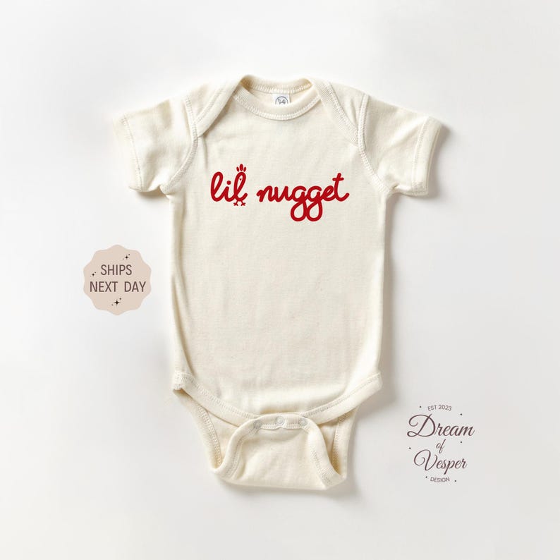 Conjunto para bebé Chick-fil-A Lil Nugget, lindo body natural para bebé, conjunto para anunciar el embarazo, regalo para baby shower, conjunto divertido para bebé imagen 1