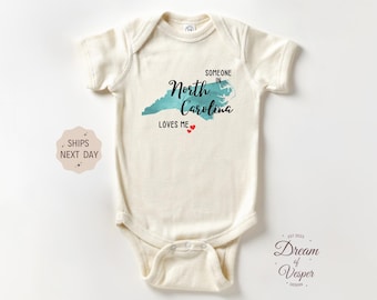 Someone In North Carolina Loves Me Baby Outfit, Long Distance Baby Bodysuit, Cute State Baby Outfit, Natural Newborn Gift, Baby Shower Gift