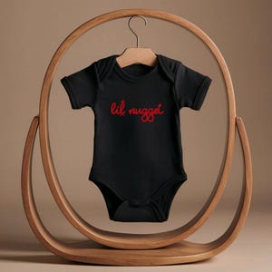 Conjunto para bebé Chick-fil-A Lil Nugget, lindo body natural para bebé, conjunto para anunciar el embarazo, regalo para baby shower, conjunto divertido para bebé Black