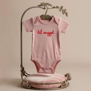 Conjunto para bebé Chick-fil-A Lil Nugget, lindo body natural para bebé, conjunto para anunciar el embarazo, regalo para baby shower, conjunto divertido para bebé Light Pink