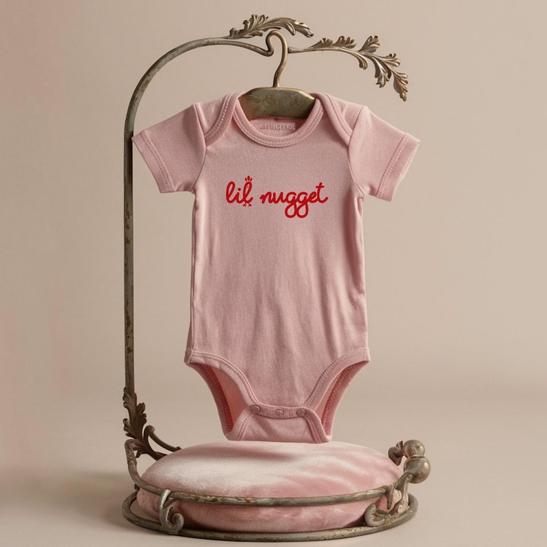 Conjunto para bebé Chick-fil-A Lil Nugget, lindo body natural para bebé, conjunto para anunciar el embarazo, regalo para baby shower, conjunto divertido para bebé Light Pink
