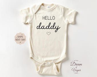 Hello Daddy Outfit, Hi Daddy Outfit, New Dad Gift, Pregnancy Announcement Bodysuit, Custom Outfit, Pregnancy Announcement Outfit