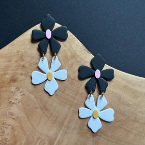 Boucles d&#39;oreilles noires et blanches faites à la main avec des fleurs en pâte polymère : plaqué or