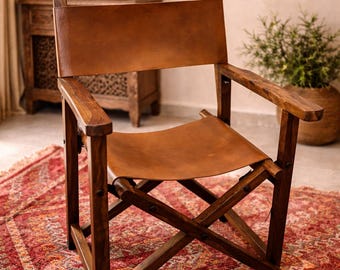 Silla plegable de cuero y madera.