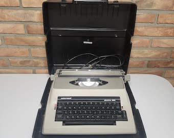 Underwood 565 Electric Typewriter with Hard Case