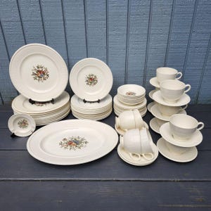 Wedgwood Edme Conway AK8384 Made in England Dinnerware Set of 67 Pieces