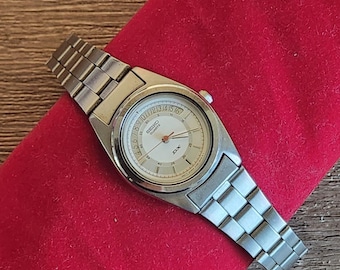 Seiko Mens / Woman's Solar Watch Quartz Analog Day Date White Dial