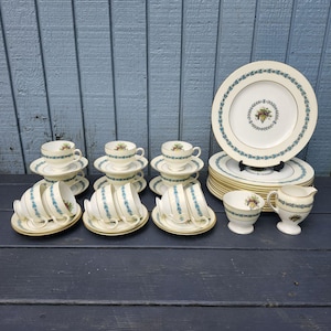 Wedgwood Appledore Bone China Made in England Dinnerware Set of 38 Pieces