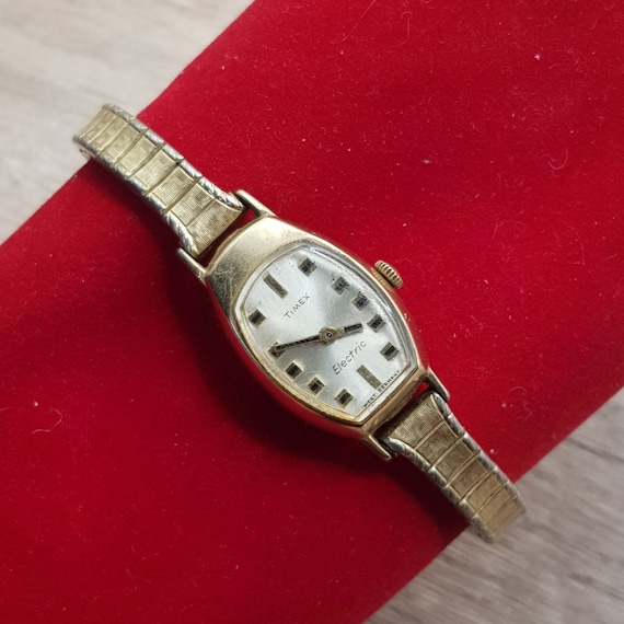 VINTAGE 1970 TIMEX ELECTRIC RECTANGLER WOMANS WATCH (RARE) Vintage Mesh Timex Electric Gold Tone Mesh Adjustable  main image 2