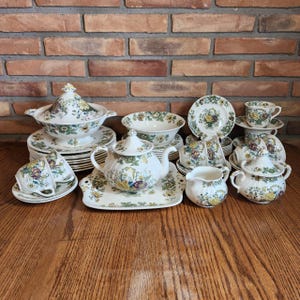 Mason&#39;s Patent Ironstone China Strathmore England C4897 Green Floral Dinnerware Set