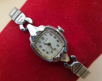 Bulova Swiss Ladies Wrist Watch 17 Jewels 10K Rolled Gold Plate Bezel 1961