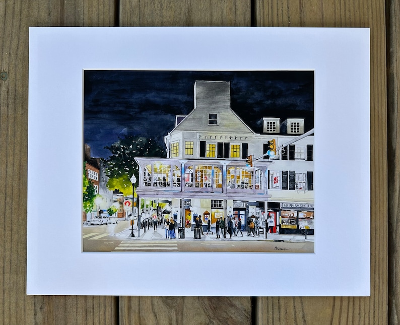 Puede incluir: Una pintura de acuarela de una escena callejera nocturna. La escena presenta un edificio con un letrero que dice "The Firefly", y personas caminando por la acera. El edificio est&aacute; iluminado con luces amarillas, y la calle est&aacute; iluminada por farolas.