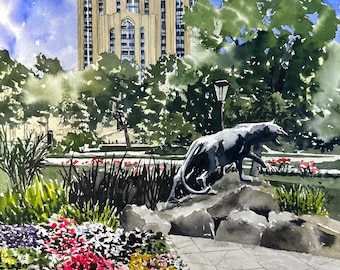 Könnte beinhalten: Ein Aquarellgemälde einer schwarzen Pantherstatue in einer Gartenlandschaft. Die Statue sitzt auf einem Felsen mit einem hohen Gebäude im Hintergrund. Der Garten ist mit bunten Blumen gefüllt.